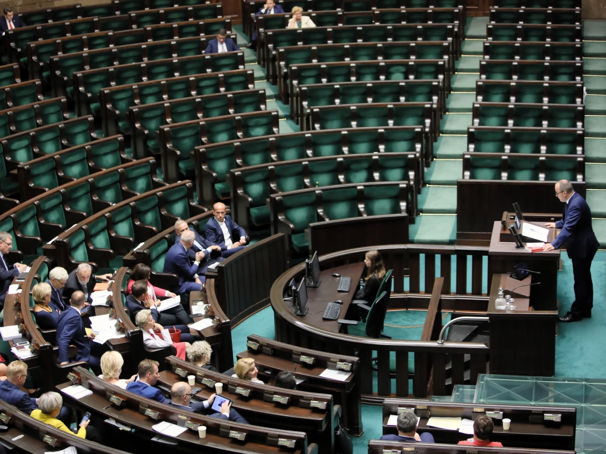 „Jako RPO nie chciałbym uczestniczyć w kampanii wyborczej, ani w przedwyborczej grze; jestem urzędnikiem państwowym, który realizuje swoje konstytucyjne zadania” - powiedział w środę w Sejmie rzecznik praw obywatelskich Adam Bodnar. Urzędnik zaczął swoją sprawozdanie o wolności po godzinie 23. W tym czasie w Sejmie było kilkoro posłów PiS-u i kilkudziesięciu członków klubów opozycyjnych.