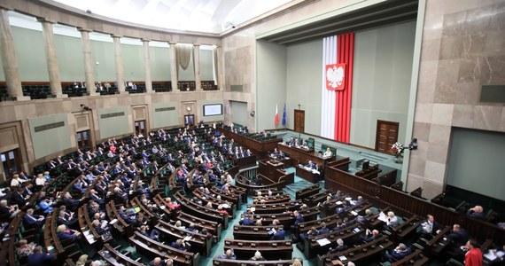 "Sprawa ułaskawienia Falenty, bankowe akcje premiera - marszałek Sejmu przesuwa niewygodne punkty posiedzenia na czas po wyborach" - donosi czwartkowa "Rzeczpospolita". Dziennik zwraca również uwagę, że dopiero po wyborach - 16 października, a nie - jak planowano - 11 września przedstawione zostanie w Sejmie sprawozdanie z prac komisji śledczej ds. Amber Gold. "PiS ‘poświęcił’ aferę Amber Gold, choć obciąża ona rząd PO-PSL. Po to, by nie dopuścić do debat w Sejmie, które umożliwiłyby opozycji trzydniowe ataki na rząd i nadały ton kampanii wyborczej" - czytamy.