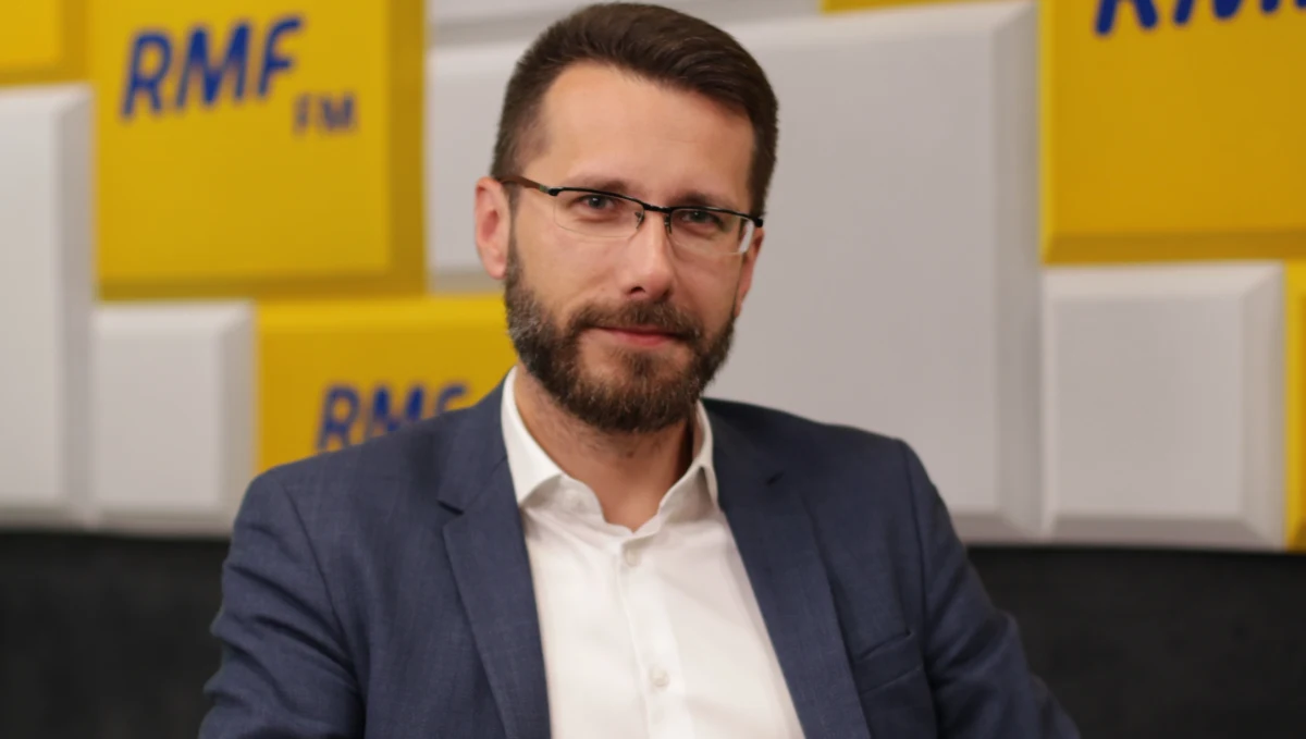 „Nie mówimy tu o operacjach natury politycznej, tylko faktycznie - ortopedycznych. Jak na razie, biorąc pod uwagę to, że pan prezes jest osobą, która najmocniej w sztabie cisnęła na to, żeby odwiedzić wszystkie 41 okręgów w ciągu mniej niż 40 dni, które nam zostały do wyborów. Myślę, że jest całkiem nieźle” - powiedział w Porannej rozmowie w RMF FM Radosław Fogiel, zastępca rzecznika Prawa i Sprawiedliwości, jeden z najbliższych współpracowników Jarosława Kaczyńskiego zapytany o operacje, które czekają prezesa PiS. Na pytanie, gdzie były premier będzie operowany, odpowiedział: "W grę wchodzi również prywatna służba zdrowia".