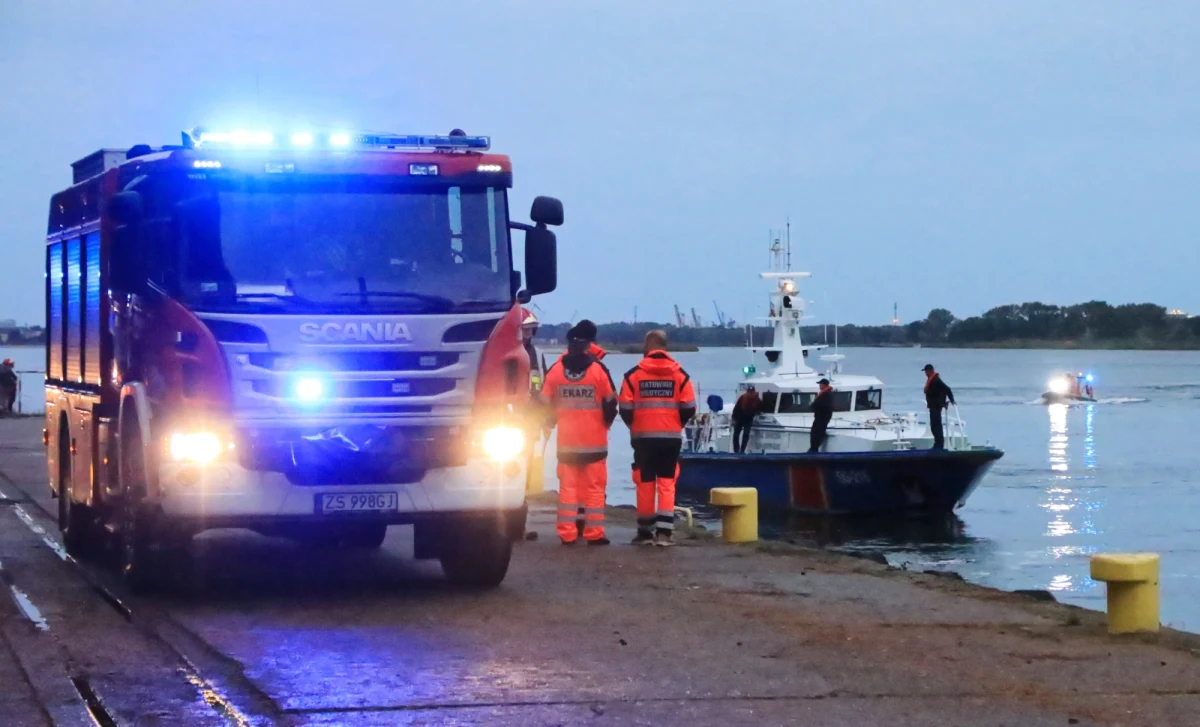 Do tragedii doszło w Świnoujściu, gdzie do Kanału Piastowskiego - w pobliżu przeprawy promowej - wpadł samochód z trójką nastolatków. Tylko jednemu z nich udało się wydostać z tonącego pojazdu.