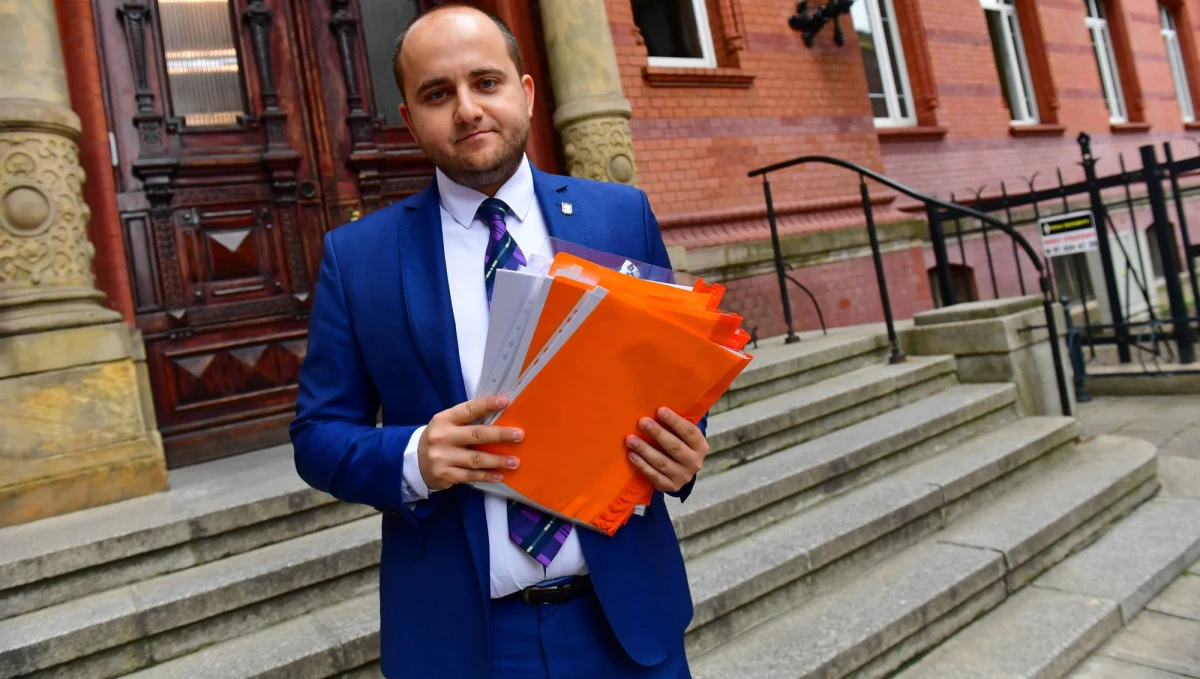 "Godne najwyższego potępienia, kompletnie żenujące" - tak Radosław Fogiel, wicerzecznik Prawa i Sprawiedliwości w rozmowie z reporterem RMF FM Patrykiem Michalskim komentuje zaangażowanie Dariusza Mateckiego w akcję "Młodzieży Wszechpolskiej".