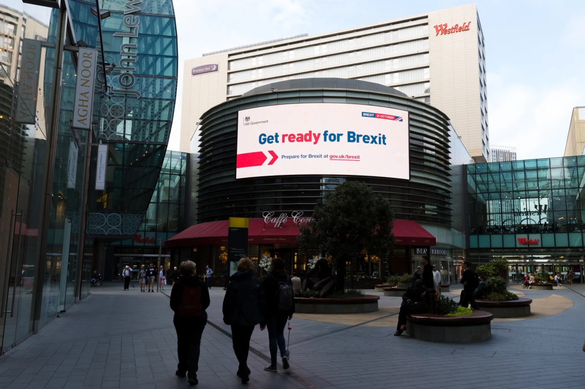 Brytyjski rząd opublikował raport prognozujący wpływ twardego brexitu na życie mieszkańców Wysp. Zmusiła go do tego Izba Gmin przyjmując specjalną uchwałę przed zawieszeniem parlamentu, który wznowi działalność dopiero 14 października. Brexit zaplanowano na koniec przyszłego miesiąca.