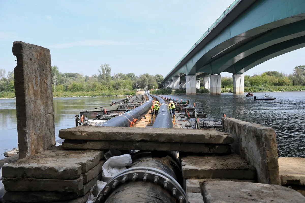 Całe ścieki z lewobrzeżnej Warszawy znów wpływają bezpośrednio do Wisły. Wyłączono bowiem - planowo, jak twierdzi Krajowy Zarząd Gospodarki Wodnej - system awaryjnego przesyłu - a to po to, by zamontować wysoko wydajną pompę.