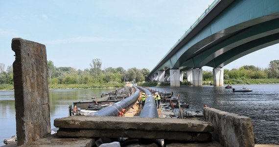 Całe ścieki z lewobrzeżnej Warszawy znów wpływają bezpośrednio do Wisły. Wyłączono bowiem - planowo, jak twierdzi Krajowy Zarząd Gospodarki Wodnej - system awaryjnego przesyłu - a to po to, by zamontować wysoko wydajną pompę.