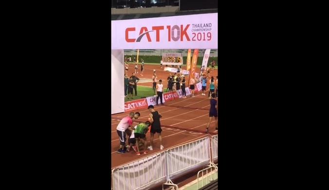 Wzruszająca chwila podczas biegu w Tajlandii. Kilka metrów przed metą padł na ziemię. Wideo