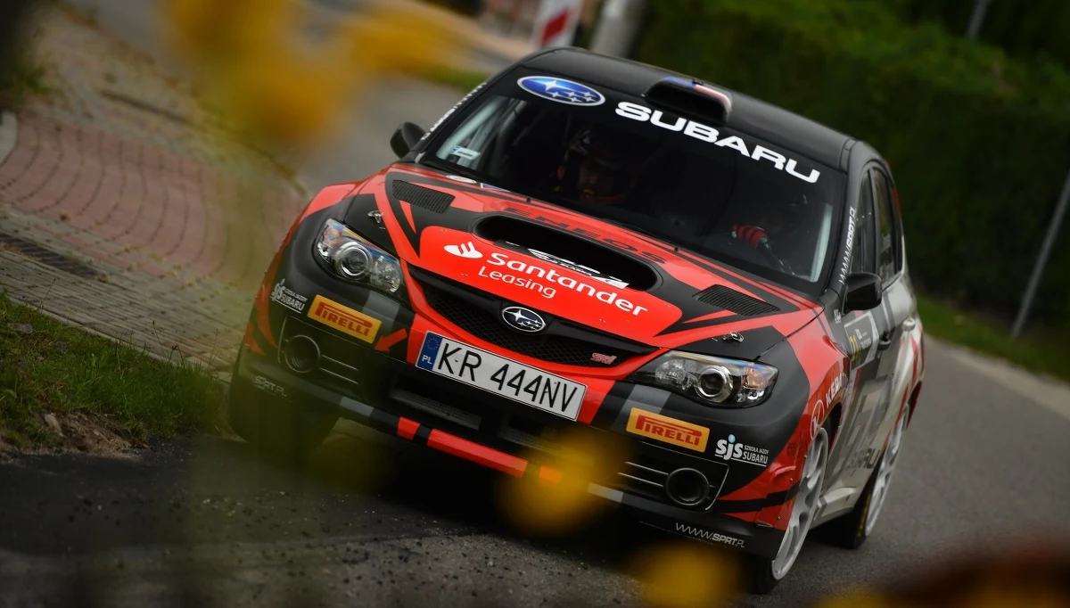 Rajdowe Samochodowe Mistrzostwa Polski to nie tylko samochody R5 i walka w klasyfikacji generalnej. Podczas zakończonego w ostatni weekend Rajdu Śląska warto było zwrócić uwagę na wydarzenia w klasie Open 4WD, w której odnotowano imponujący debiut i obiecujący powrót.