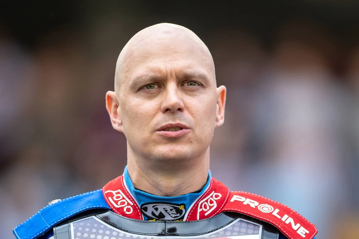 Jarosław Hampel to dwukrotny indywidualny wicemistrz świata w żużlu i sześciokrotny drużynowy mistrz świata w tym sporcie. Ścigający się obecnie w Unii Leszno sportowiec nagrał spot, w którym apeluje do miłośników jednośladów. Krótki filmik z udziałem mistrza to inicjatywa Komendy Powiatowej Policji w wielkopolskiej Pile. Nagrano go na stadionie tamtejszej Polonii, w której Hampel jeździł między 1998 a 2002 rokiem. 