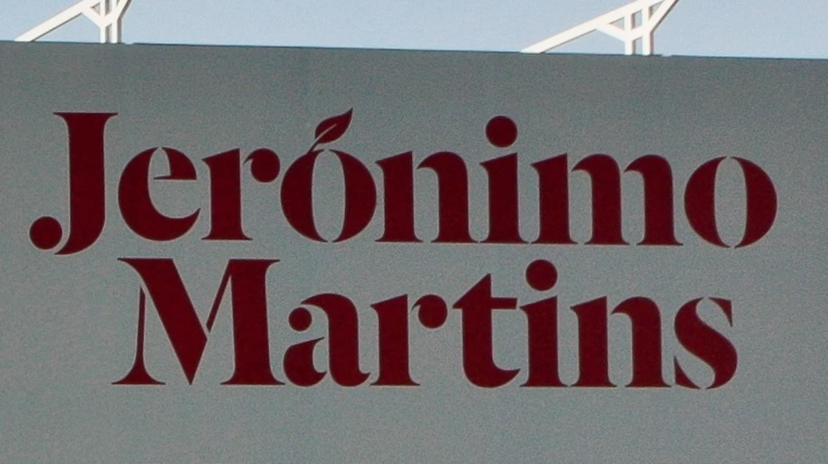 Grupa Jeronimo Martins, właściciel sieci sklepów Biedronka, odmawia zapłacenia portugalskiemu rządowi ponad 20 mln euro z tytułu tzw. taksy bezpieczeństwa spożywczego. Detalista zalega z uregulowaniem tego zobowiązania, twierdząc, że jest to niezgodne z prawem. 