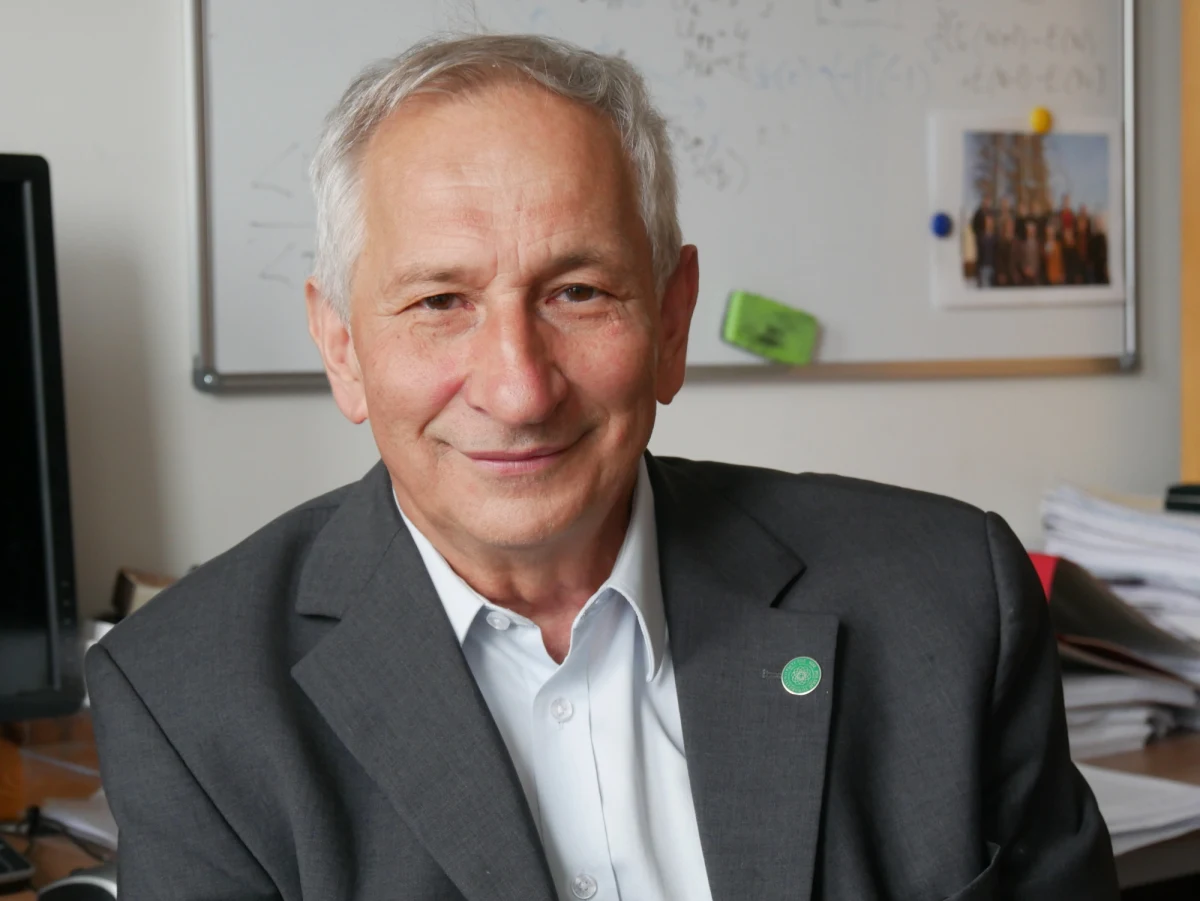 W przypadku polskiej nauki, to właśnie fizyka stoi najwyżej w światowym rankingu, plasujemy się w połowie drugiej dziesiątki. O ile jednak łatwo jest podnieść się na pewien poziom, trudno jest dołączyć do czołówki. Dlatego musimy dbać nie tylko o współpracę z zagranicą, ale i o to, by chwała sukcesów spływała na nasze placówki - mówi RMF FM prof. Józef Spałek z Uniwersytetu Jagiellońskiego. Przewodniczący Komitetu Programowego, rozpoczynającego się dziś w Krakowie 45. Zjazdu Fizyków Polskich przyznaje, że dostępna już w Polsce najnowocześniejsza aparatura badawcza otwiera nowe możliwości.