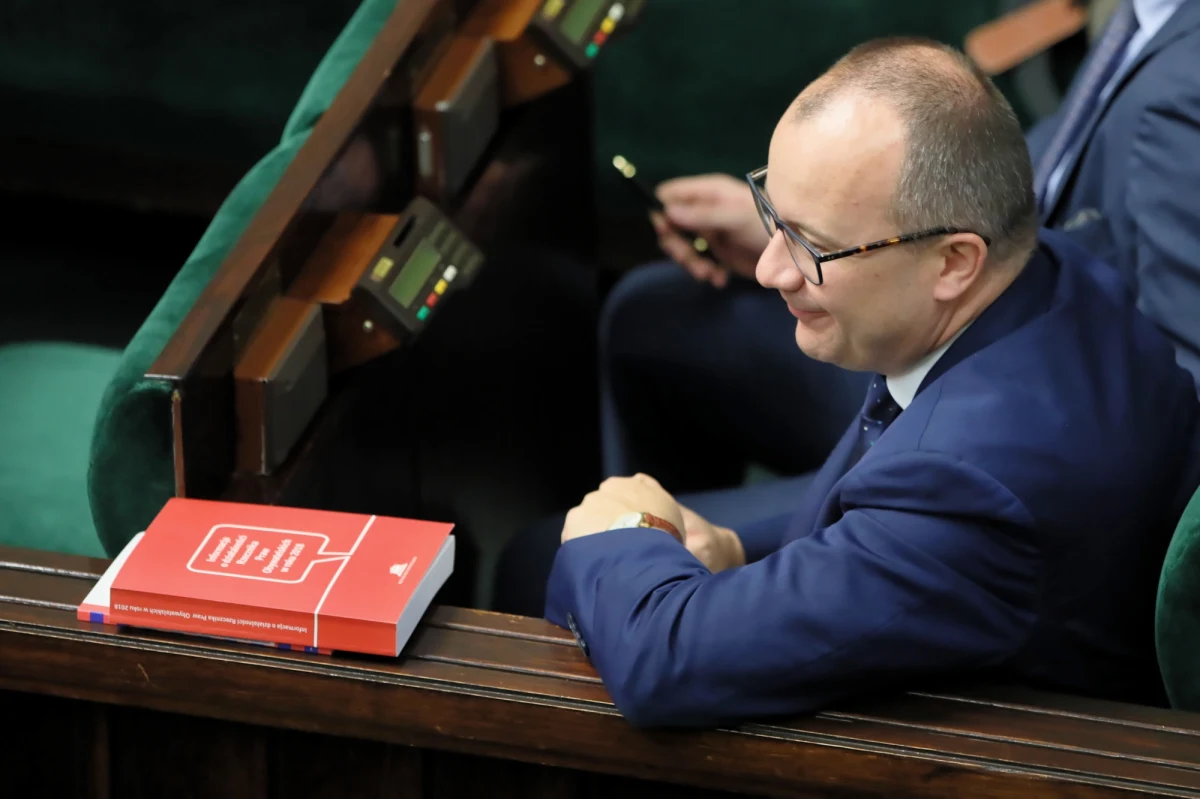 "Znam wiele osób, które czują się w Polsce wolne, czują, że dobrze im się żyje i też to obserwuję, widzę bardzo dużo zadowolenia w Polsce, ale jestem od tego, żeby mówić o tym, co nie działa, o tych problemach, kiedy ludzie się skarżą, płaczą, kiedy ludzie mają niewyjaśnione tragedie" – stwierdził w TVN24 Rzecznik Praw Obywatelskich Adam Bodnar. "Od tego jest rzecznik, nie od chwalenia. Rzecznik jest od wysłuchiwania krzywdy ludzkiej, która się w Polsce zdarza" – tłumaczył. 