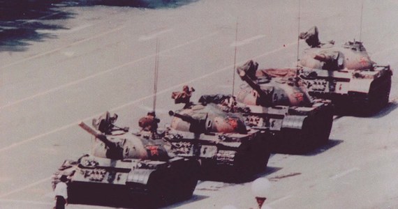 Zmarł Charlie Cole, autor słynnej fotografii przedstawiającej mężczyznę przed kolumną czołgów na Placu Tiananmen w Pekinie 5 czerwca 1989 roku - informuje w piątek portal BBC News. Miał 64 lata. Mężczyzna mieszkał na indonezyjskiej wyspie Bali. 