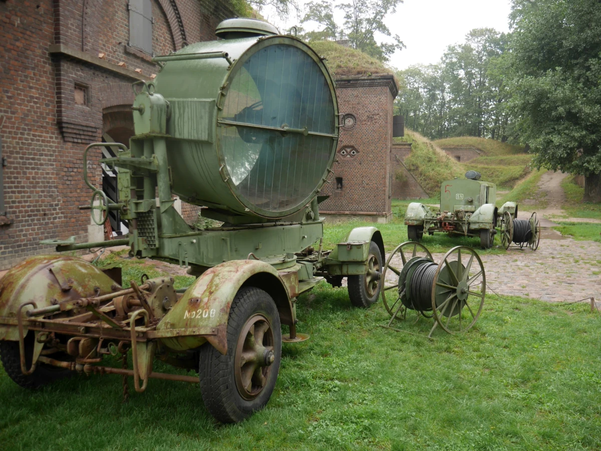 To jedyny taki eksponat w Polsce i jeden z niewielu zachowanych w Europie. Pochodzi z czasów II wojny światowej, a do Polski przyjechał aż z Finlandii. Muzeum Obrony Wybrzeża w Świnoujściu z siedzibą w Forcie Gerharda od kilku dni ma w swojej kolekcji potężny reflektor przeciwlotniczy zasilany agregatem BMW.
