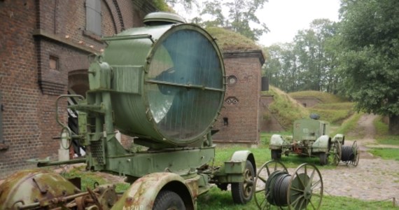 To jedyny taki eksponat w Polsce i jeden z niewielu zachowanych w Europie. Pochodzi z czasów II wojny światowej, a do Polski przyjechał aż z Finlandii. Muzeum Obrony Wybrzeża w Świnoujściu z siedzibą w Forcie Gerharda od kilku dni ma w swojej kolekcji potężny reflektor przeciwlotniczy zasilany agregatem BMW.