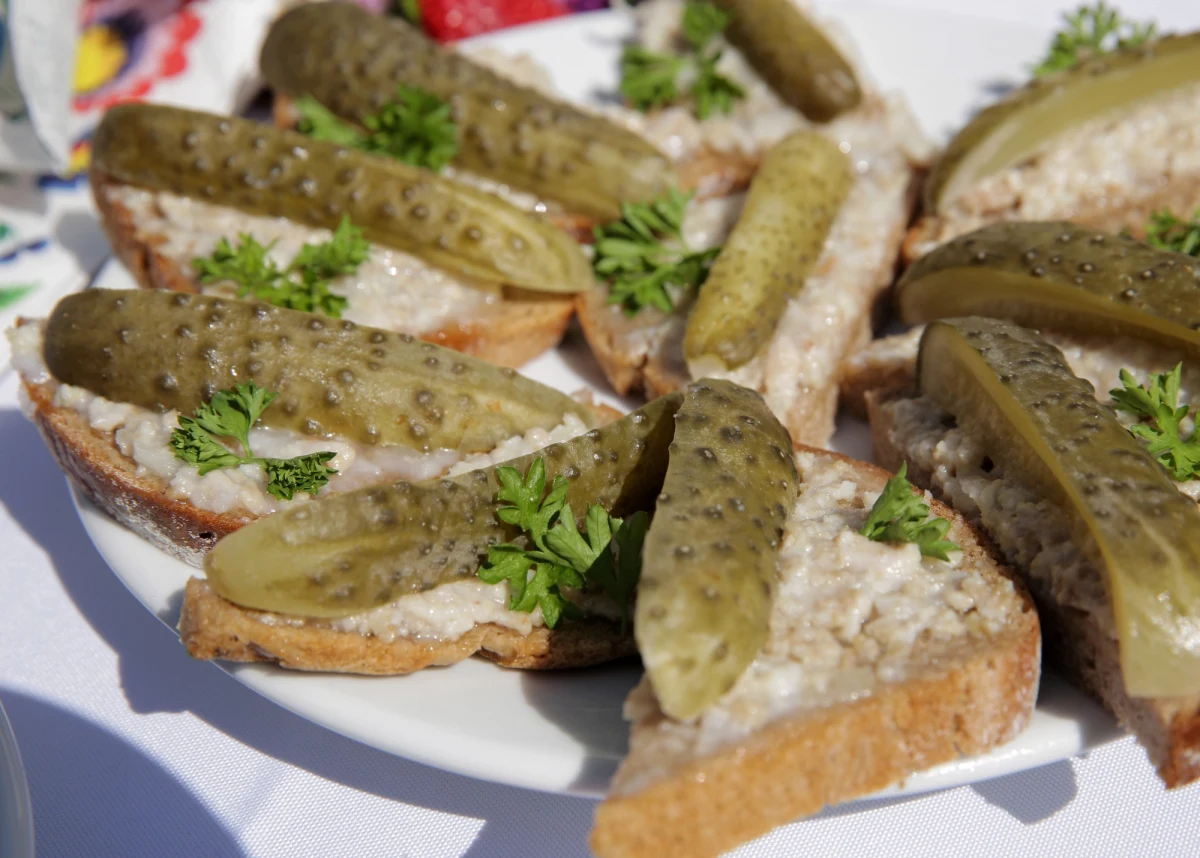 Czym tak naprawdę smakuje i pachnie Małopolska? Aby zasmakować regionalnych przysmaków nie trzeba przemierzać regionu wzdłuż i wszerz, wystarczy odwiedzić teren między Nowohuckim Centrum Kultury i os. Centrum E w Krakowie. 
