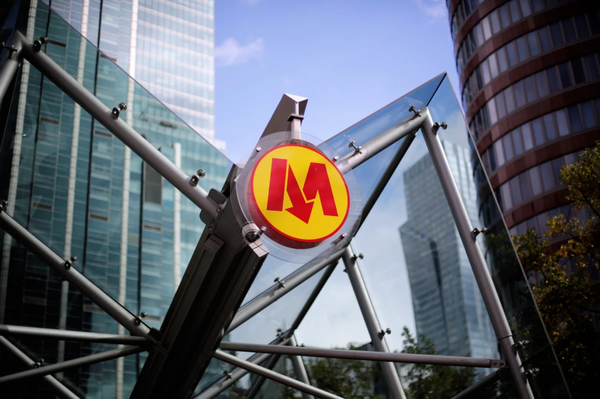 Warszawskie metro może już bez przeszkód dojechać na Targówek. Wschodni odcinek II linii ma już wszystkie pozwolenia budowlane. Pasażerowie dojadą na Targówek w niedzielę w południe.