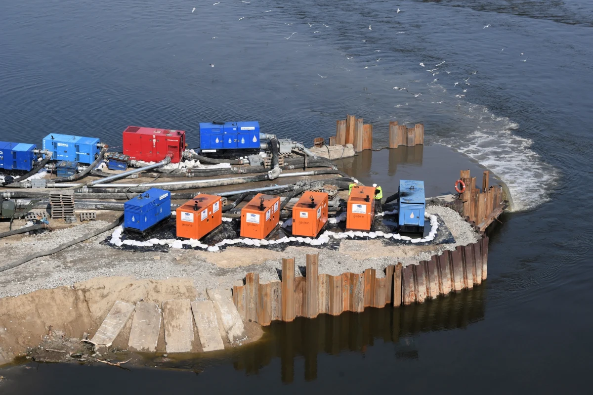 Co najmniej 3 miesiące potrwa naprawa kolektorów ściekowych pod dnem Wisły. Może to jednak zająć nawet pół roku - ustalił nieoficjalnie reporter RMF FM Mariusz Piekarski. Stołeczny ratusz przygotowuje własne, alternatywne rozwiązania jak przez tak długi czas przesyłać ścieki do oczyszczalni Czajka. 