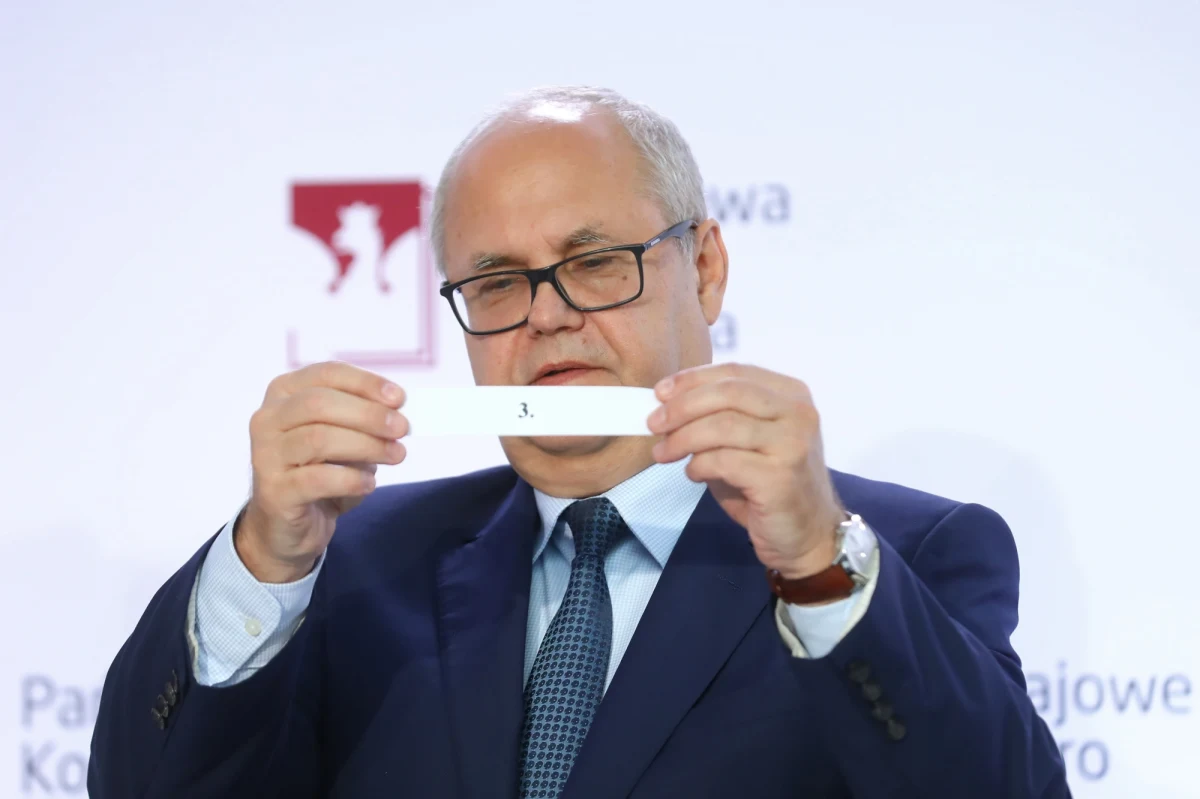 "2" dla Prawa i Sprawiedliwości, "5" dla Koalicji Obywatelskiej: w siedzibie Państwowej Komisji Wyborczej rozlosowano numery list wyborczych 9 komitetów - tych, które zarejestrowały listy kandydatów do Sejmu w więcej niż w jednym okręgu wyborczym. Ciekawostką jest, że jeden z kandydatów - senator PiS - zdołał przewidzieć, jaki numer będzie miała lista rządzącej partii...