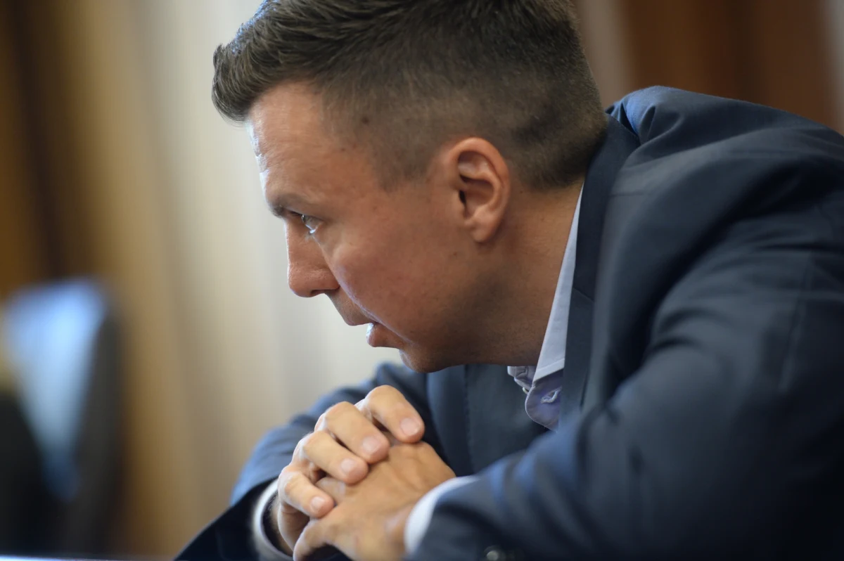 Policja umorzyła postępowanie w sprawie zerwania plomb na drzwiach domu Marka Falenty - dowiedział się reporter RMF FM. Wcześniej informowała, że nie było włamania do odsiadującego wyrok głównego skazanego w aferze taśmowej i nikt nie plądrował jego mieszkania. 