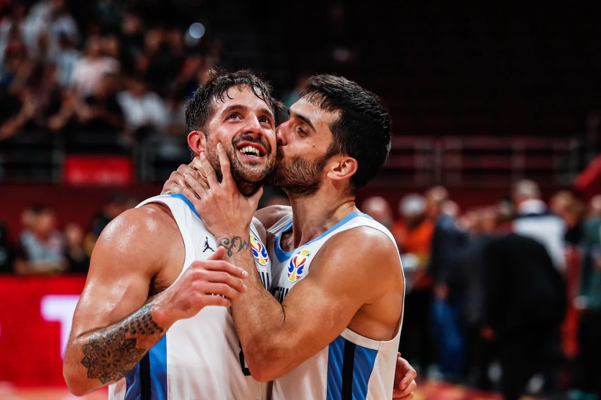 Argentyna, która pokonała w półfinale Francję 80:66 (21:18, 18:14, 21:16, 20:18) zagra z Hiszpanią w niedzielnym finale mistrzostw świata koszykarzy w Pekinie. Wcześniej zawodnicy z Płw. Iberyjskiego po dwóch dogrywkach okazali się lepsi od Australii (95:88).