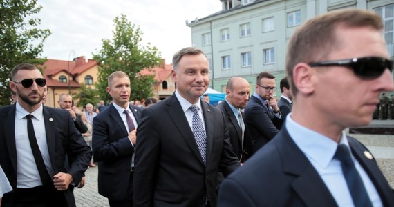 "Polska nie może być państwem taniej siły roboczej" – mówił w Białobrzegach (Mazowieckie) prezydent Andrzej Duda. "Polska musi być państwem, w którym jest wysoka wydajność, w którym są wysoko wykwalifikowani pracownicy, którzy dobrze pracują. Polacy potrafią dobrze pracować" - przekonywał prezydent.