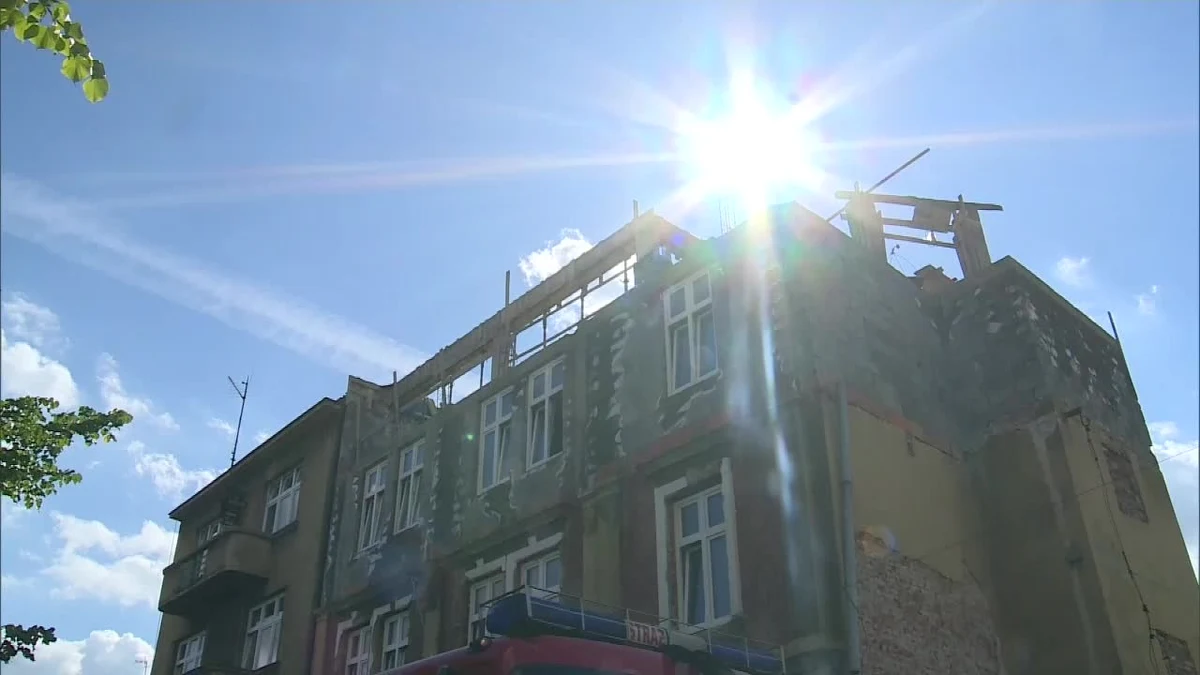 Do katastrofy budowlanej doszło w Bielsku-Białej. Zawaliła się część kamienicy, która była remontowana. "Najpierw runął parter, a potem wyższe kondygnacje. Słychać było trzask pękających ścian" – relacjonował świadek zdarzenia. Strażacy nikogo nie znaleźli w rumowisku po zawalonej części kamienicy.