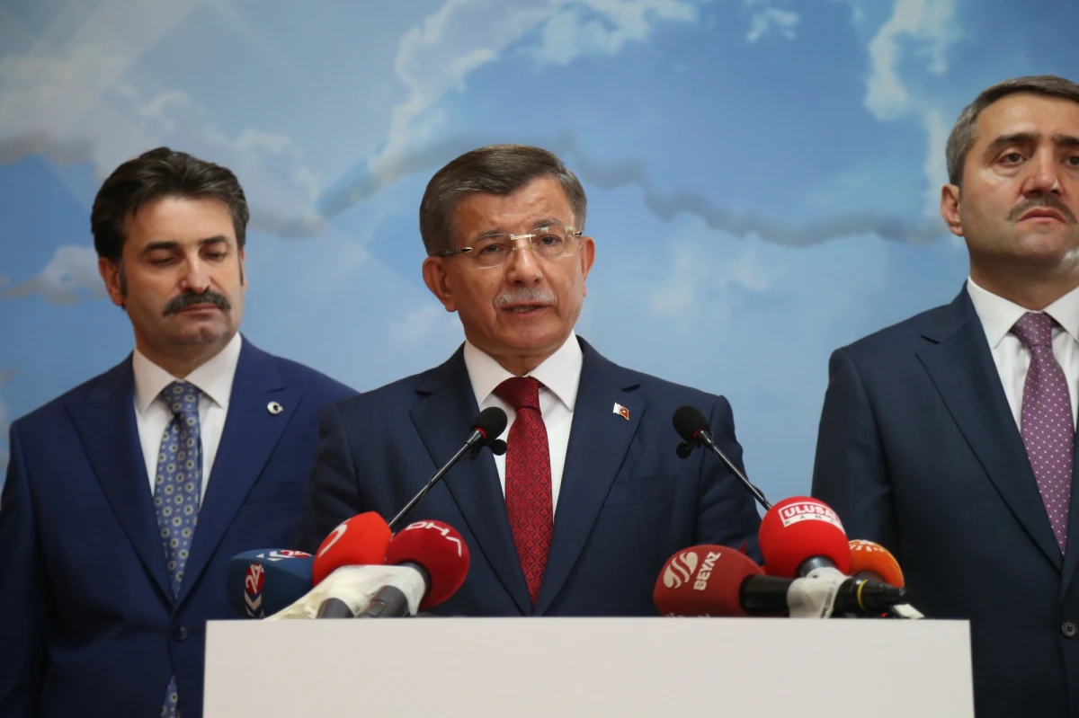 Były premier i minister spraw zagranicznych Turcji Ahmet Davutoglu ogłosił w piątek, że występuje z rządzącej Partii Sprawiedliwości i Rozwoju (AKP), ponieważ nie zgadza się z polityką prezydenta Recepa Tayyipa Erdogana.
