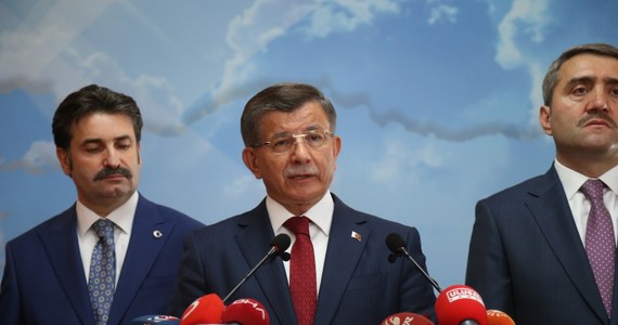 Były premier i minister spraw zagranicznych Turcji Ahmet Davutoglu ogłosił w piątek, że występuje z rządzącej Partii Sprawiedliwości i Rozwoju (AKP), ponieważ nie zgadza się z polityką prezydenta Recepa Tayyipa Erdogana.
