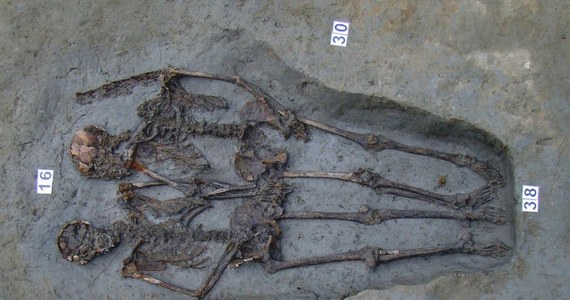 "Kochankowie z Modeny" to szkielety, które od kilku lat budzą ciekawość naukowców i prowokują do tworzenia romantycznych teorii. Szkielety sprzed ponad 1500 lat trzymają się za ręce, jednak najnowsze ustalenia rzucają nowe światło na ich historię.