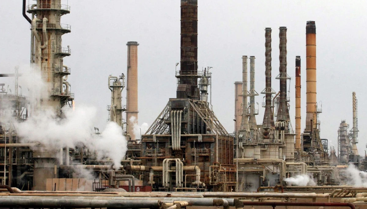 Dwie instalacje w rafinerii Abqaiq, należącej do koncernu saudyjskiego Aramco w miejscowości Buquyaq na wschodzie Arabii Saudyjskiej, stały się w sobotę wcześnie rano celem ataków dronów; doszło do dwóch pożarów - podała oficjalna agencja SPA, powołując się na MSW.