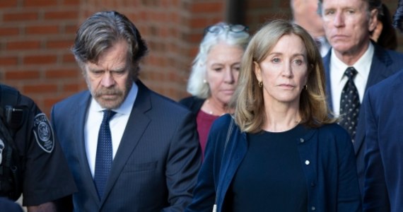 Felicity Huffman została skazana na 14 dni więzienia. Gwiazda serial "Gotowe na wszystko" chciała "kupić" córce miejsce na studiach. Będzie musiała także zapłacić grzywnę w wysokości 30 tysięcy dolarów i przepracować społecznie 250 godzin. 