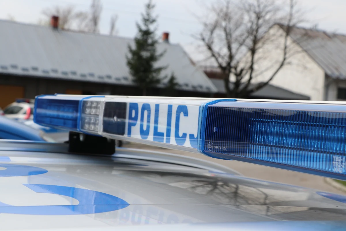 Nie żyje 41-letni policjant z Komendy Powiatowej Policji w Jędrzejowie w woj. świętokrzyskim. Jego auto w piątek wieczorem zderzyło się czołowo z ciężarówką na drodze krajowej nr 78 w Zdanowicach.