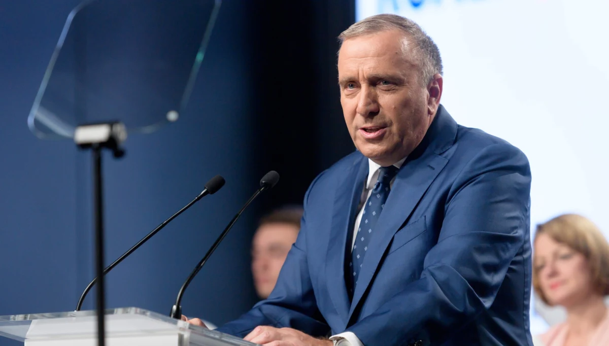 Polki i Polacy, chcę was ostrzec: Jarosław Kaczyński idzie po wasze pieniądze - powiedział szef PO Grzegorz Schetyna podczas sobotniej konwencji KO w Poznaniu. Przypomniał propozycje KO, m.in. wyższe zarobki także dla osób średnio zarabiających oraz niższe składki na ZUS dla małych firm.