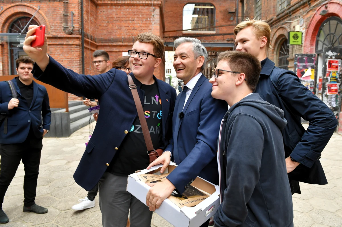 Dziś lewica musi twardo powiedzieć - koniec piekła kobiet - mówił podczas konwencji "Lewicy" w Poznaniu Robert Biedroń.