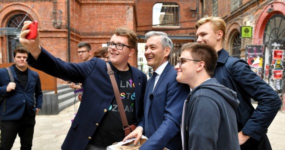 Dziś lewica musi twardo powiedzieć - koniec piekła kobiet - mówił podczas konwencji "Lewicy" w Poznaniu Robert Biedroń.