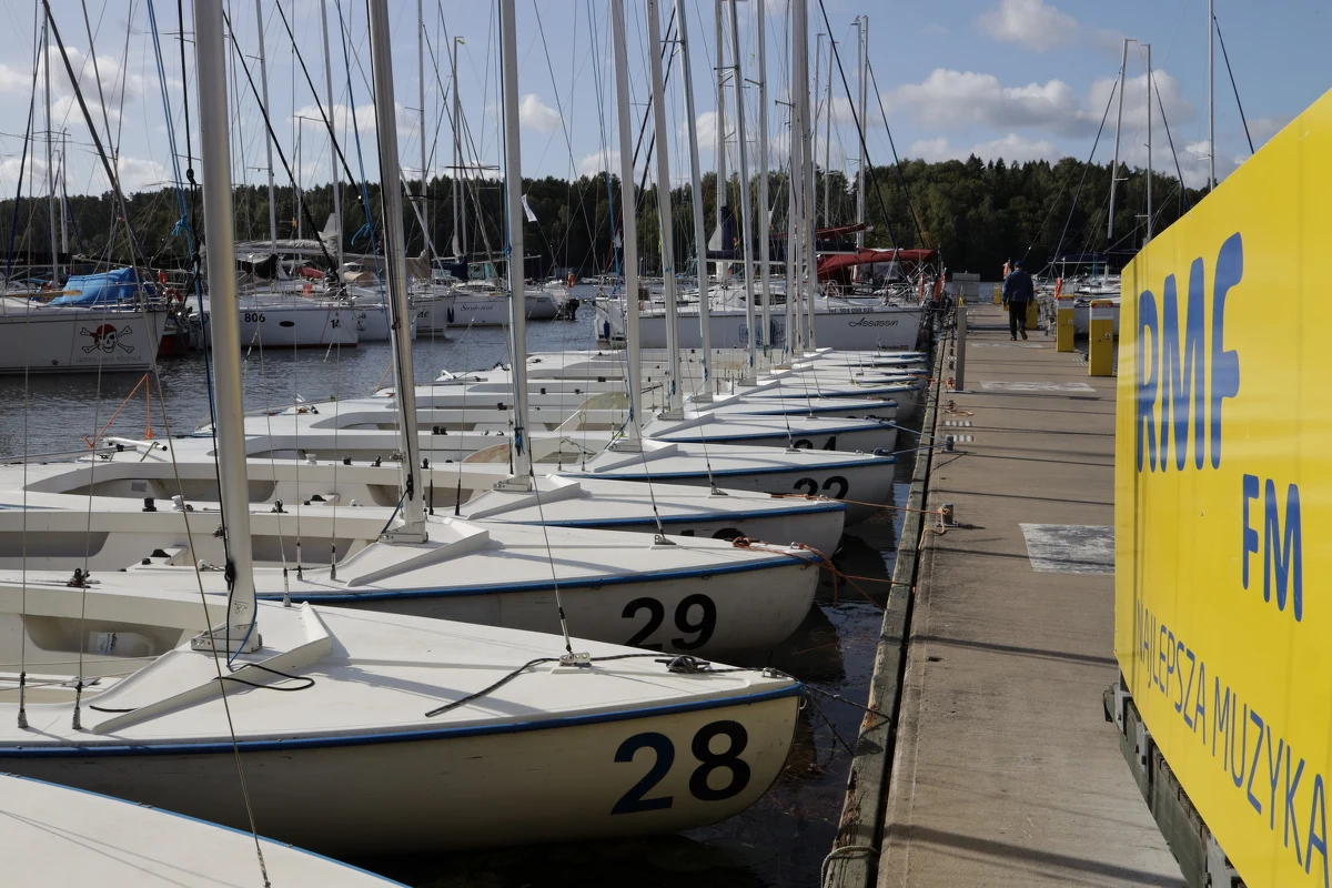 Tydzień przed końcem lata odwiedziliśmy nasz żółto-niebieski port Wioskę Żeglarską w Mikołajkach. Według żeglarzy wrzesień to najlepszy miesiąc do żeglowania, bo na szlaku Wielkich Jezior Mazurskich jest już mniej tłoczno, za to więcej wieje.