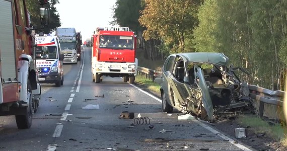 Dwie osoby zostały ranne w wypadku pod Kowalewem w woj. kujawsko-pomorskim. Nad ranem na drodze krajowej nr 5 samochód osobowy zjechał ze swojego pasa i uderzył w jadącą z naprzeciwka ciężarówkę. Ta zderzyła się z kolejnym autem. Siła uderzenia była tak duża, że auto, które spowodowało wypadek, straciło silnik. Znaleziono go 30 metrów od miejsca zderzenia.