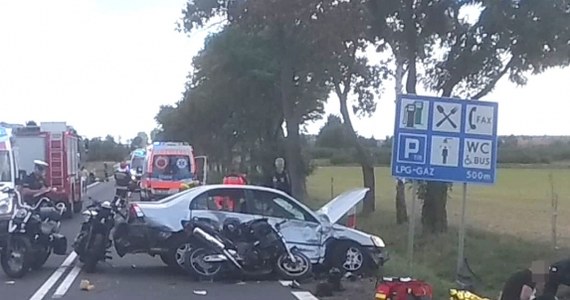 Do poważnego wypadku doszło w miejscowości Miłosna koło Lubina na Dolnym Śląsku. Jadąca samochodem osobowym kobieta wjechała w kolumnę motocyklistów. Jedna osoba zginęła, a 10 zostało rannych.