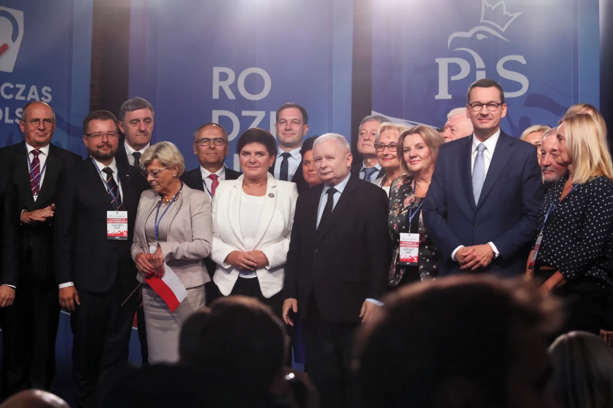 Umocnienie pozycji premiera, powołanie ministra – szefa centrum analiz strategicznych, utrwalenie urzędu ministra – koordynatora służb specjalnych czy wzrost pozycji wojewodów - to niektóre z propozycji PiS na kolejną kadencję zawarte w opublikowanym w sobotę programie partii.