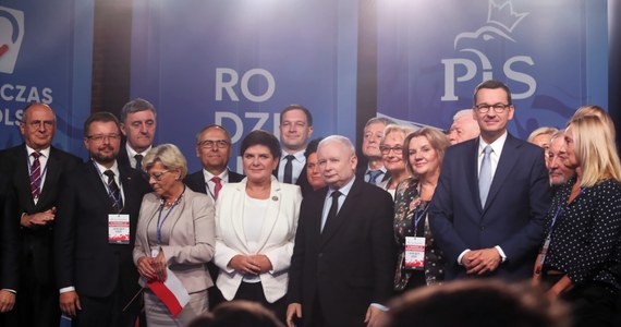 Umocnienie pozycji premiera, powołanie ministra – szefa centrum analiz strategicznych, utrwalenie urzędu ministra – koordynatora służb specjalnych czy wzrost pozycji wojewodów - to niektóre z propozycji PiS na kolejną kadencję zawarte w opublikowanym w sobotę programie partii.