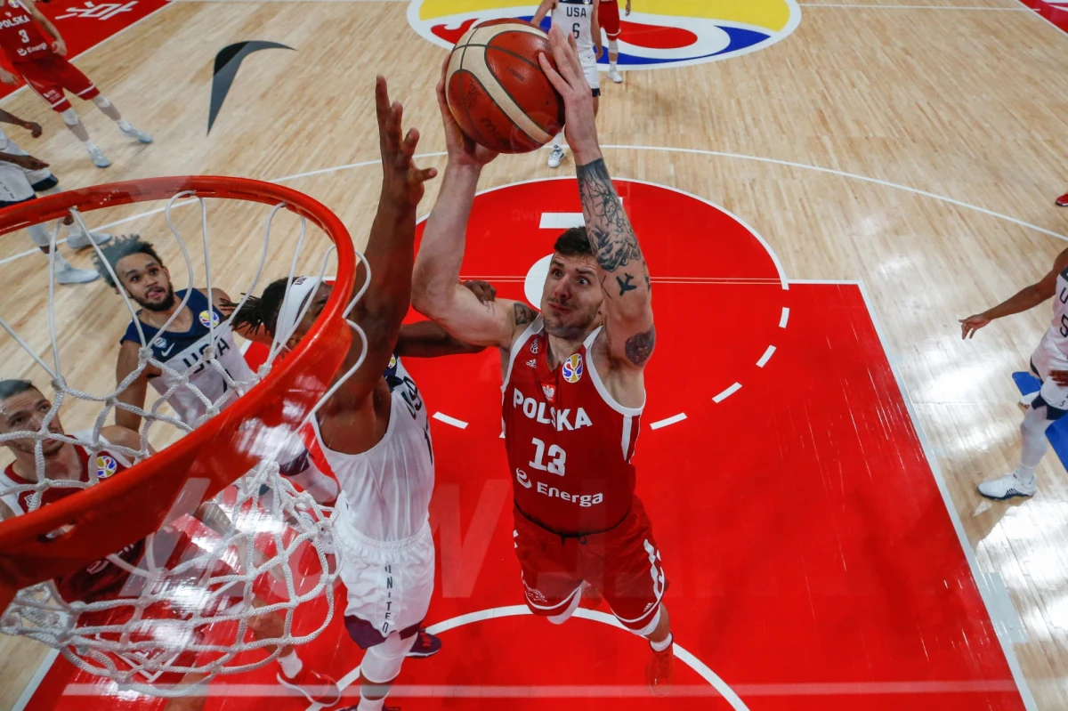 "Czapki z głów przed chłopakami. Wielkie osiągnięcie! Mam nadzieję, że koszykówka na stałe zagości w sercach kibiców" – mówi w RMF FM były rozgrywający kadry koszykarzy Robert Skibniewski po ostatnim meczu jego kolegów na Mistrzostwach Świata. Polska po porażka z Amerykanami zostanie sklasyfikowana na ósmym miejscu. Zdaniem Skibniewskiego to może być początek dobrego okresu w naszej koszykówki, bo do gry w kadrze szykuje się kilku zdolnych, młodych zawodników.