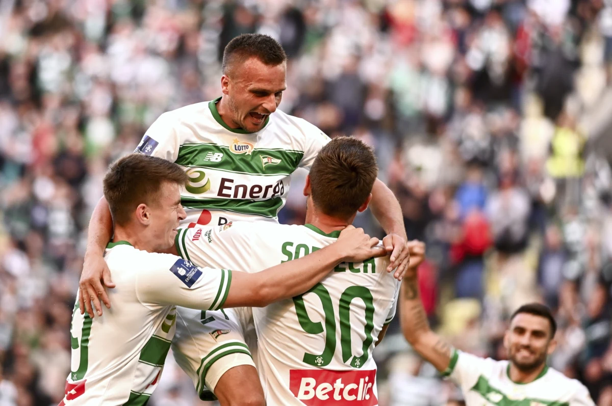 W drugim sobotnim meczu 8. kolejki piłkarskiej ekstraklasy Lechia Gdańsk wygrała u siebie z Lechem Poznań 2:1 (2:1). Było to inauguracyjne zwycięstwo gdańskiego zespołu na własnym boisku, natomiast poznaniacy ponieśli pierwszą w tym sezonie wyjazdową porażkę.