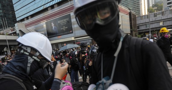 Tysiące mieszkańców Hongkongu zlekceważyły zakaz i rozpoczęły kolejną manifestację przeciw lokalnym władzom i przeciw ograniczaniu autonomii regionu przez rząd centralny ChRL. Jest to już 15. z rzędu niedziela prodemokratycznych protestów w tym mieście.