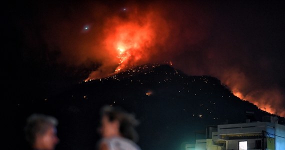 Ponad 160 greckich strażaków walczy z poważnym pożarem w górach, które otaczają kurort Latraki. To 60 km na zachód od stolicy kraju - Aten.