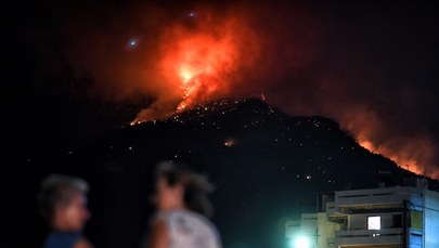 Duży pożar lasu w okolicy Latraki. W akcji biorą udział samoloty i helikoptery