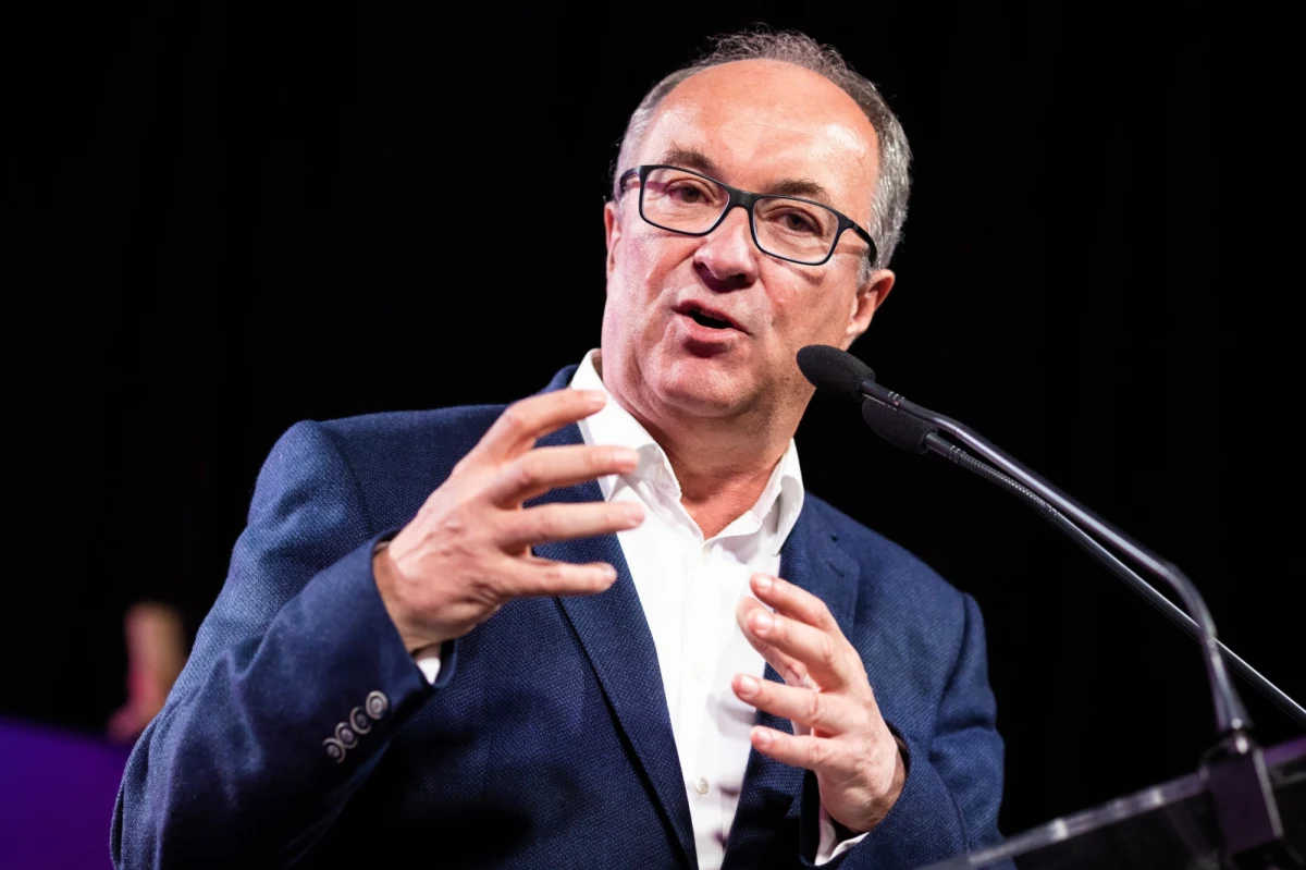 Podczas wizyty w Toruniu lider Sojuszu Lewicy Demokratycznej Włodzimierz Czarzasty podkreślił, że lewica nigdy nie była i nie będzie przeciwko wiernym i wierze. "Nie jesteśmy w tej sprawie oszołomami, świrami, którzy będą chodzili, opluwali ludzi wiernych, opluwali kler. Mamy do tego racjonalny, spokojny stosunek" - powiedział. Jednocześnie wskazał, że lewica jest za państwem świeckim i "za całkowitą transparentnością finansowania kleru".