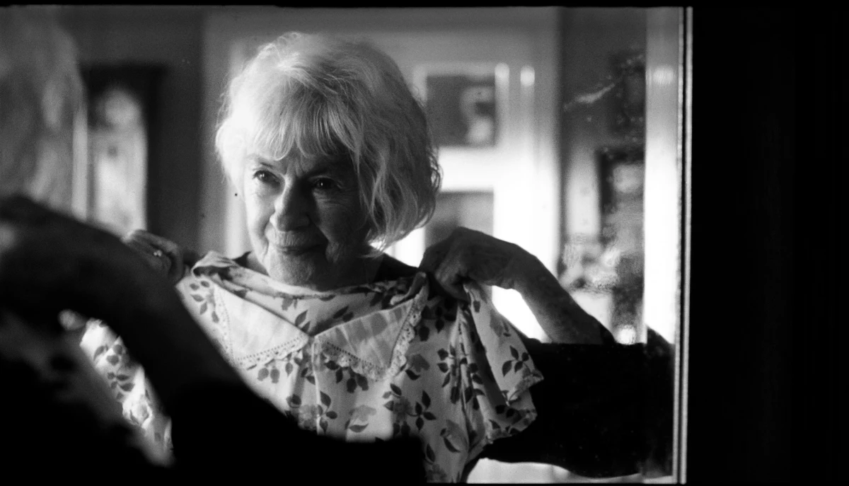 Mają w sobie coś, co trudno precyzyjnie opisać. Coś, co wymyka się stereotypom i schematom. Blask, magnetyzm, wdzięk, urok, charyzmę, temperament, empatię… Głód życia i chęć odkrywania czegoś nowego, których nie zniszczyły nawet bardzo bolesne doświadczenia. Inteligentne i ironiczne spojrzenie na świat. Niezwykłą umiejętność kreowania dobrych relacji między ludźmi. Tam, gdzie się pojawiają, robi się jaśniej i cieplej.