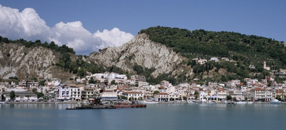 Na greckiej wyspie Zakynthos doszło w niedzielę do pożarów lasów w dwóch rejonach. Obrona cywilna wydała ostrzeżenie przed rosnącym niebezpieczeństwem rozprzestrzeniania się ognia w związku z silnym wiatrem. Ewakuowano dwie wioski.