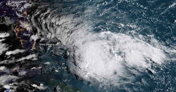 Burza tropikalna Humberto na Oceanie Atlantyckim przekształciła się w huragan i w ciągu najbliższych 48 godzin będzie przybierać na sile - podało amerykańskie centrum ds. huraganów (NHC). Żywioł znajduje się 1260 km na zachód od Bermudów. 