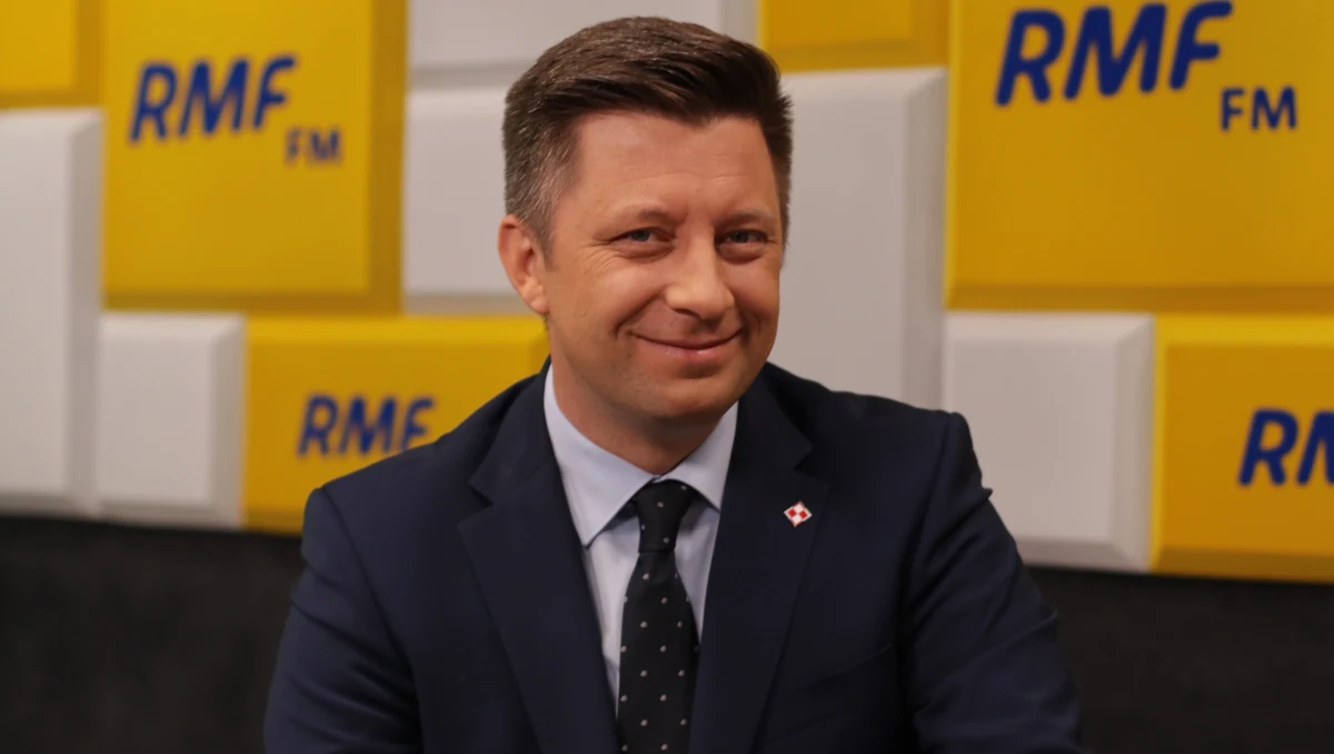 "Jeżeli PiS wygra wybory, wtedy na pewno w 2020 r. będzie trzynasta emerytura" -zapewniał w Porannej rozmowie w RMF FM Michał Dworczyk, szef kancelarii premiera. "Większa część środków na emeryturę pochodzi z Funduszu Ubezpieczeń Społecznych. Tam są zabezpieczone środki na to. Część pieniędzy jest w budżecie i te pieniądze są w ramach poszczególnych resortu. I podobnie jak w tym roku nie będzie większego problemu, żeby te środki przekazać w ramach przesunięć wewnątrzresortowych" - deklarował gość Roberta Mazurka. Pytany, dlaczego nie ma ustawy o trzynastej emeryturze, Dworczyk odpowiadał: "nie wiemy, kto po 13 października będzie rządził w Polsce". "Nie chcemy naszych potencjalnych oponentów, którzy mieliby wygrać, stawiać pod ścianą" - tłumaczył. 