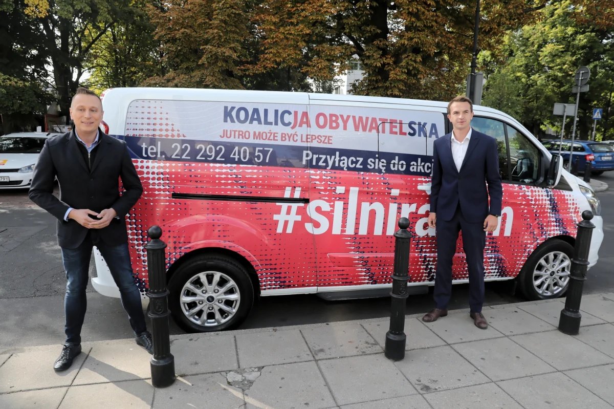 Koalicja Obywatelska wystartowała z nową akcją: "Silni razem". Specjalny bus i infolinia będą zachęcać do wspierania kampanii opozycji przed wyborami do Sejmu i Senatu. Jak wyjaśniał na konferencji prasowej poseł PO-KO Krzysztof Brejza, "Silni razem" to kontynuacja "kampanii otwartej, kampanii wspólnej ze wszystkimi ludźmi dobrej woli". Akcja Koalicji Obywatelskiej zdążyła już wywołać małe polityczne zamieszanie. Rzeczniczka SLD ogłosiła na Twitterze, że "to niedopuszczalne przejęcie obywatelskiego hasztaga przez jeden komitet wyborczy" i "zawłaszczenie wspaniałej ponadpartyjnej akcji". Politycy Prawa i Sprawiedliwości z kolei ocenili funkcjonowanie hasztaga jako "systemowy, obrzydliwy, odrażający, wulgarny hejt" i zaapelowali do kandydatki KO na premiera Małgorzaty Kidawy-Błońskiej, by "odcięła się" od "haniebnej" akcji.